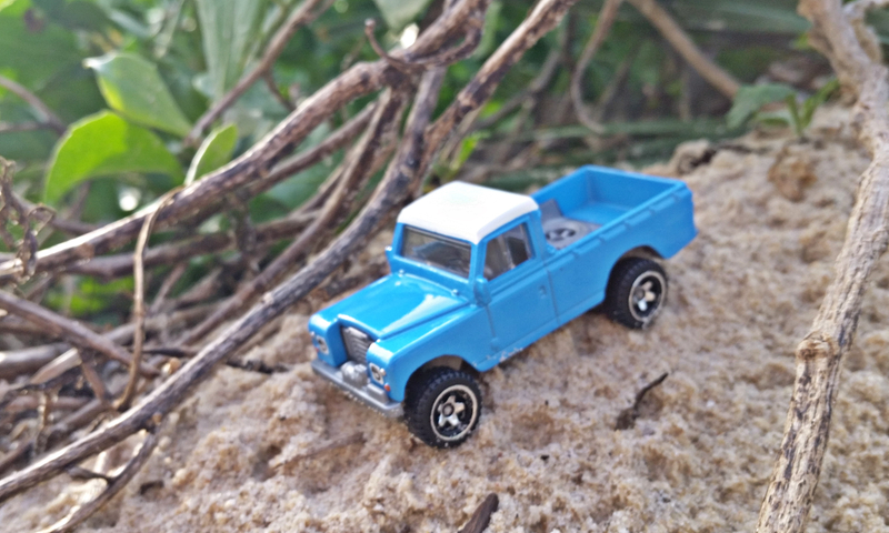 Illustration for article titled Hour Rule: Land Rover Series III Pick Up in Rough Terrain